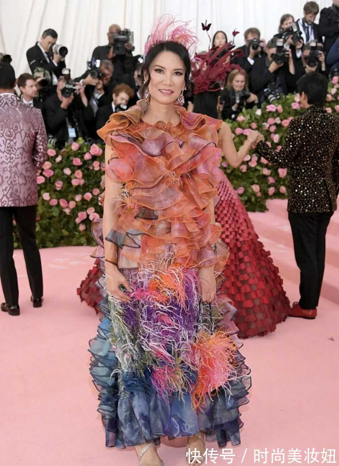 彩色|邓文迪“国际脸”真耐看,穿彩色荷叶连衣裙亮相,不俗反而很高级