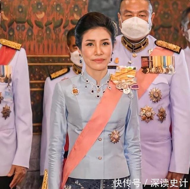 诗妮娜#69岁泰王帮衬贵妃,苏提达珍珠耳环黯淡无光,诗妮娜佩戴珠宝首饰