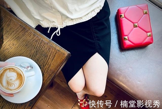 valentino 偷师INS网红的时髦拍照秘诀,原来是因为背了这只包!