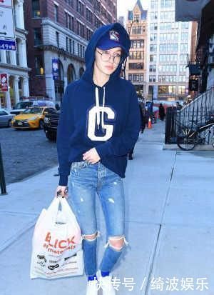 女人不管奔几，卫衣多穿4个“显白色”上身减龄显气色