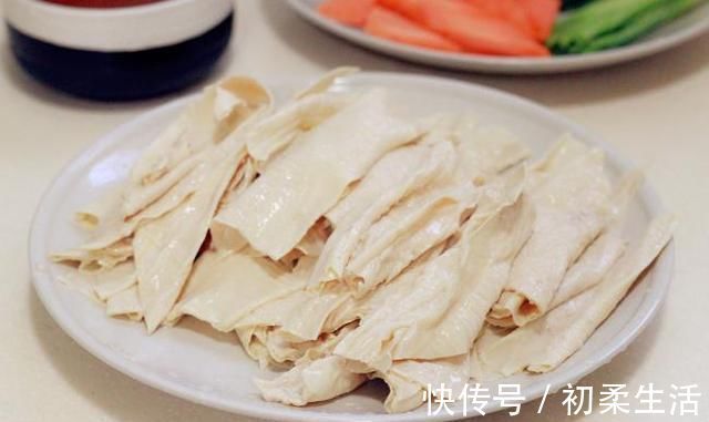 老少皆宜|立秋之后,补钙化痰多吃腐竹,2种素菜炒一盘,真比肉还香