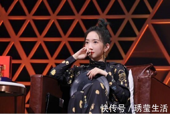 跷二郎腿又如何，孟美岐“老师”真没点评周传雄，他被淘汰也实属正常