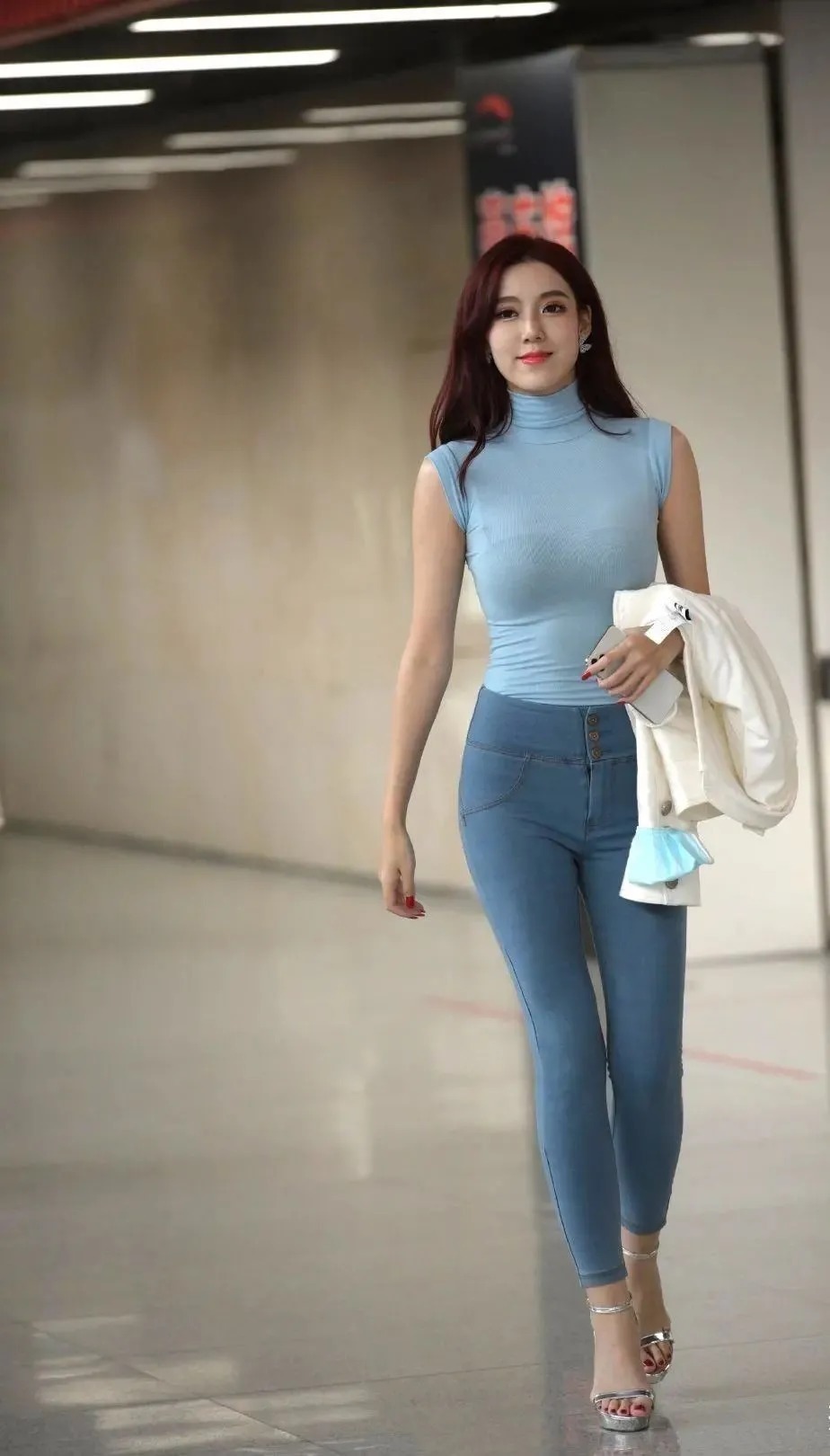 姐妹们 牛仔裤搭配无袖T恤,减龄时尚,走在街上成为动人的风景线