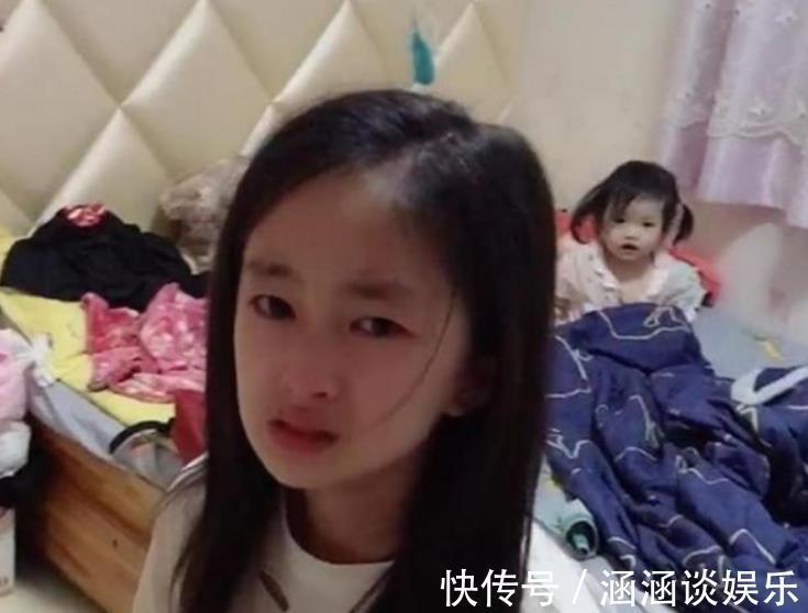 妈妈|姐姐在写作业,妈妈强行将妹妹送进姐姐房间,姐姐怒怼道你起开