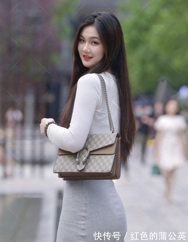 针织|白色针织防晒衣搭配灰色连衣裙,简单时尚,层次感十足