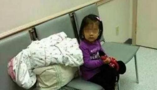 产妇|孕妇半夜生下二胎,懂事女儿守在产房外,网友:孩子爸爸去哪了?