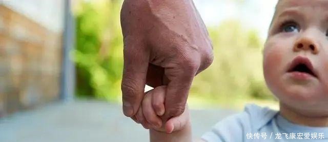 家长|熊孩子骑玩具车撞汽车,奶奶蛮横怼车主他多大你多大