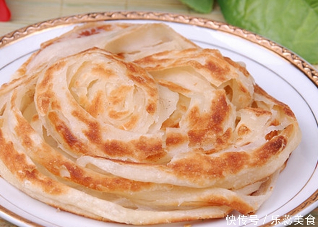 烙饼和面时,一定别直接加水,多加“1步”,又软香又出层