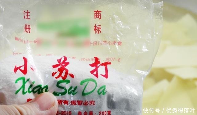 都是白色粉末,小苏打和食用碱有啥区别用法差别大,别再用错了