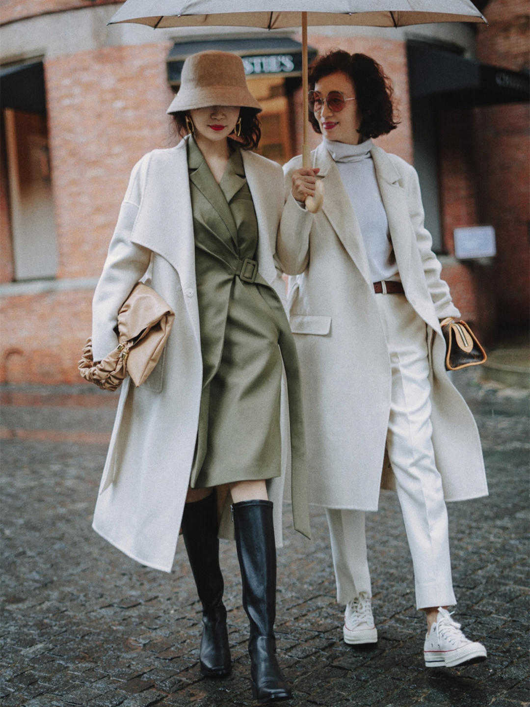 穿搭|50+女人不要选择大衣配长靴子,太土了?学博主这样穿,优雅精致