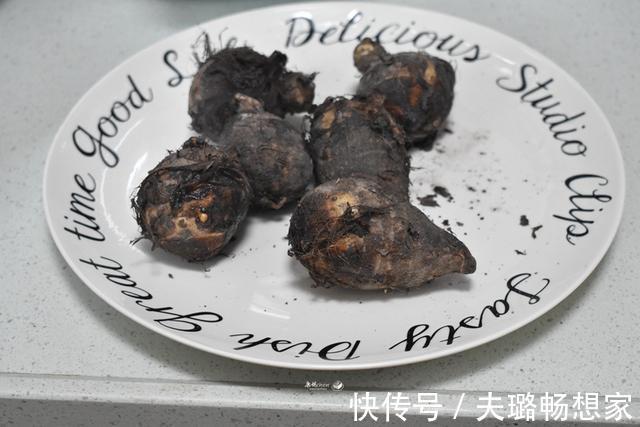 剁椒蒸芋头|秋天,遇到这食材必买3斤,便宜又营养,蒸一蒸清爽健康又好吃
