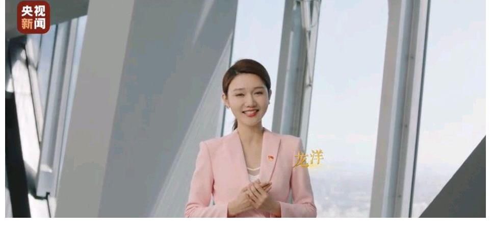 早间秀|唯一参与鸟巢七一文艺表演的央视主持人，结尾大合唱还站C位，龙洋仅用了六年