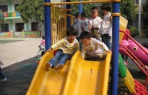 楼梯|两孩子同时摔下楼梯,妈妈先拉住自己孩子的手,对方家长:真自私