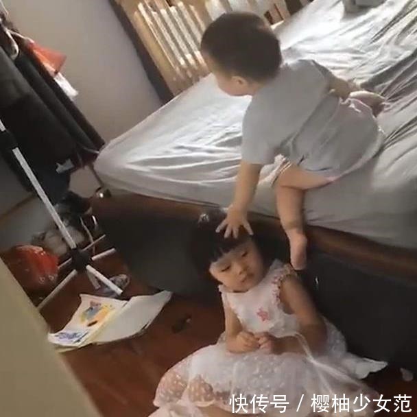 大宝们|床太高,弟弟下不来,姐姐甘心给弟弟当“垫脚石”,妈妈被暖哭