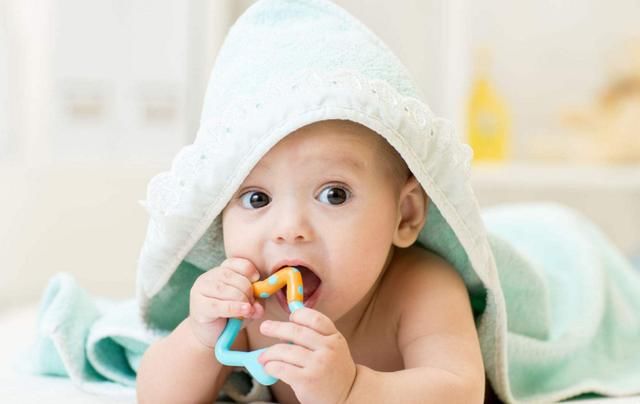 牙龈|这3个异常表现是在提醒各位家长 宝宝要长牙了！