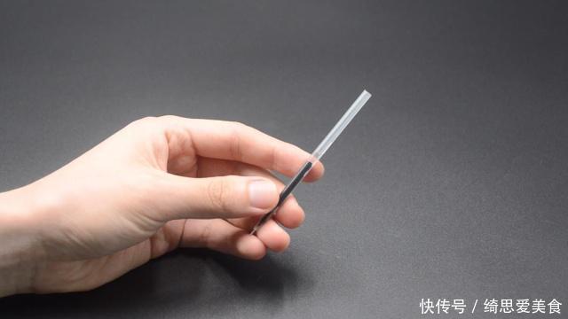 姑娘把笔芯缝在雨伞上,真是太聪明了,解决了困扰多年的难题