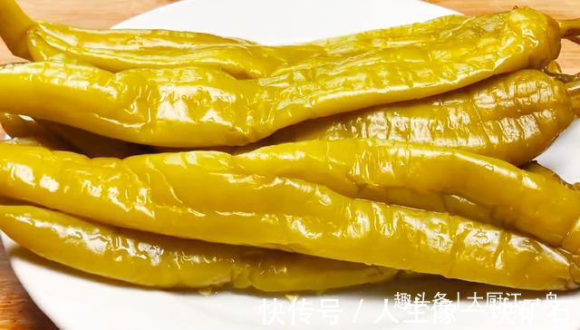 辣椒这样做太好吃了，不加一滴水，一次腌制20斤，放一年都不坏