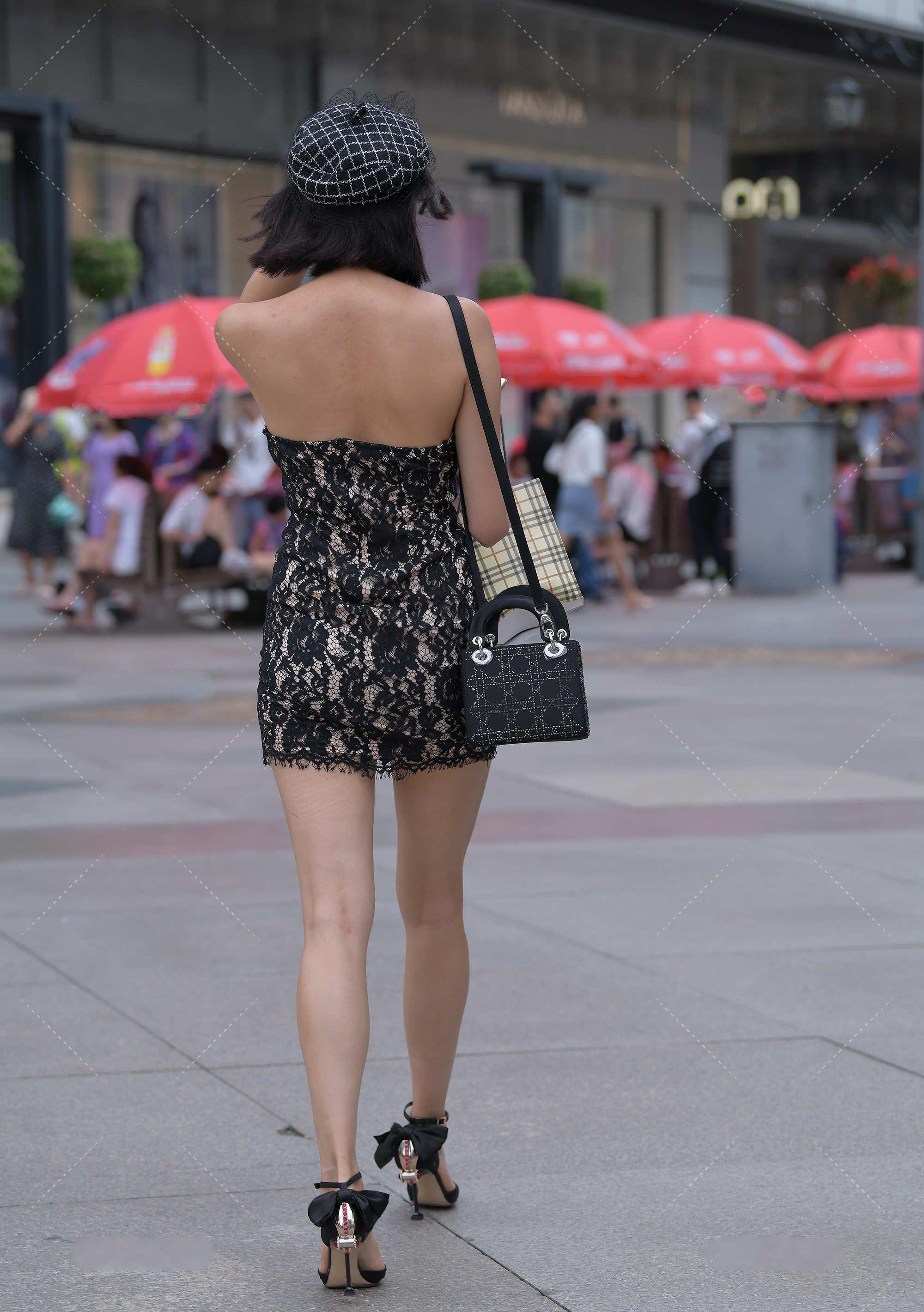 贝雷帽|黑色蕾丝修身裙,搭配格子贝雷帽,尽显年轻时尚感