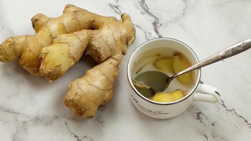 湿气|睡前用“生姜”涂脚底，坚持一周，会有哪些好处？不妨试一下