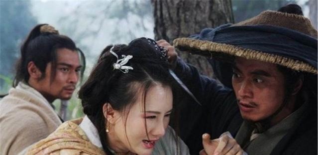 野猪林!鲁智深被孤立的时候,林冲却不敢挺他,真不配做鲁智深的兄弟!