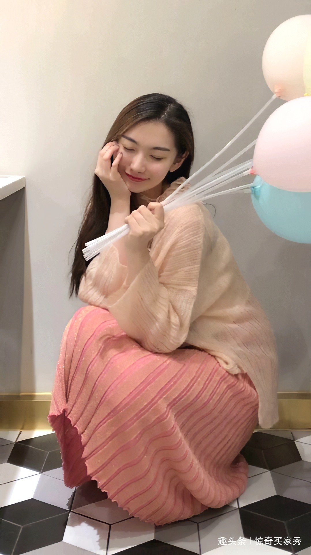 宽松 美女宽松上衣搭配粉色螺纹长裙，时髦又休闲，穿出飘逸优雅之美
