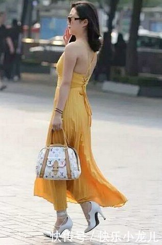 脚上踩着高跟鞋,高级又有优雅的味道