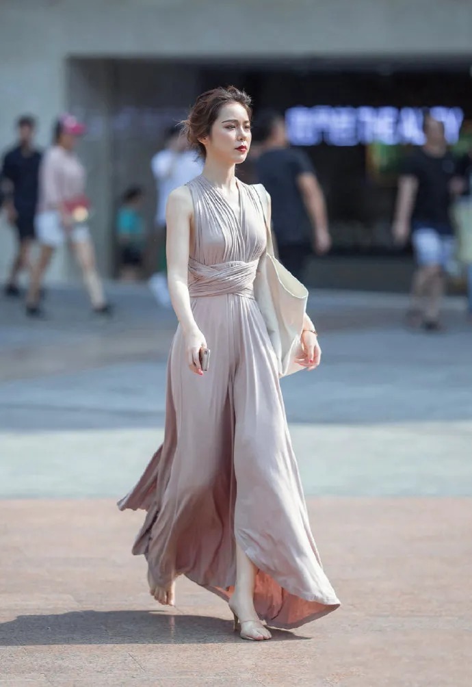 露肩个性连体长裙,显瘦又减龄,见过世面的女人都在穿
