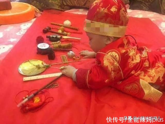 宝爸|宝爸让儿子“抓周”，儿子抓了这一物不撒手，家庭氛围降至冰点