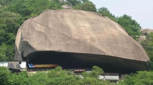 寺庙|中国最“危险”的寺庙：被巨石压了400年，虽然很小但是很灵验！