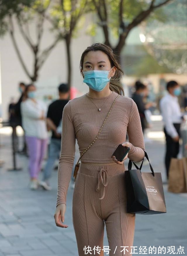 皮质 文艺清新的打底裤穿搭更加吸睛夺目,开启优雅靓丽模式,清凉大气