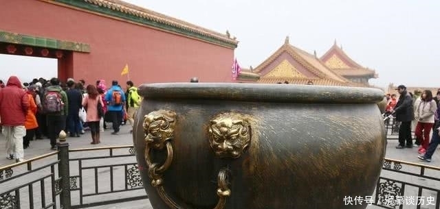 故宫里的水缸是做什么的?为何冬天水不会结冰?
