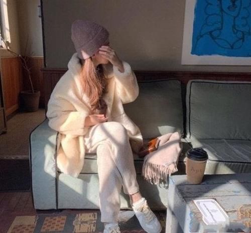 冬天穿衣别凑合，抗风御寒的毛绒单品要会选，时髦实用两不误