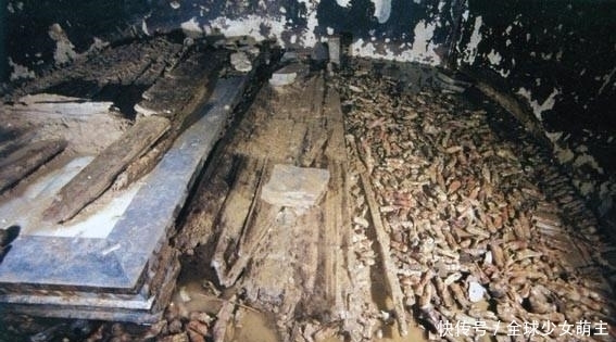 猪圈|村名举报猪圈频频遭盗，专家一检查，才发现猪圈底下住着一位皇帝