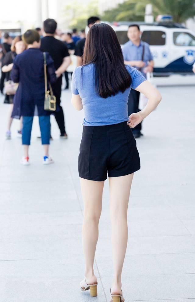 短袖|街拍黑色休闲短裤搭配蓝色短袖T恤,小姐姐打电话的姿势要优雅