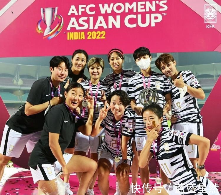 韩国女足|依然微笑创造最佳战绩,韩国女足赛后愉快合影留念!