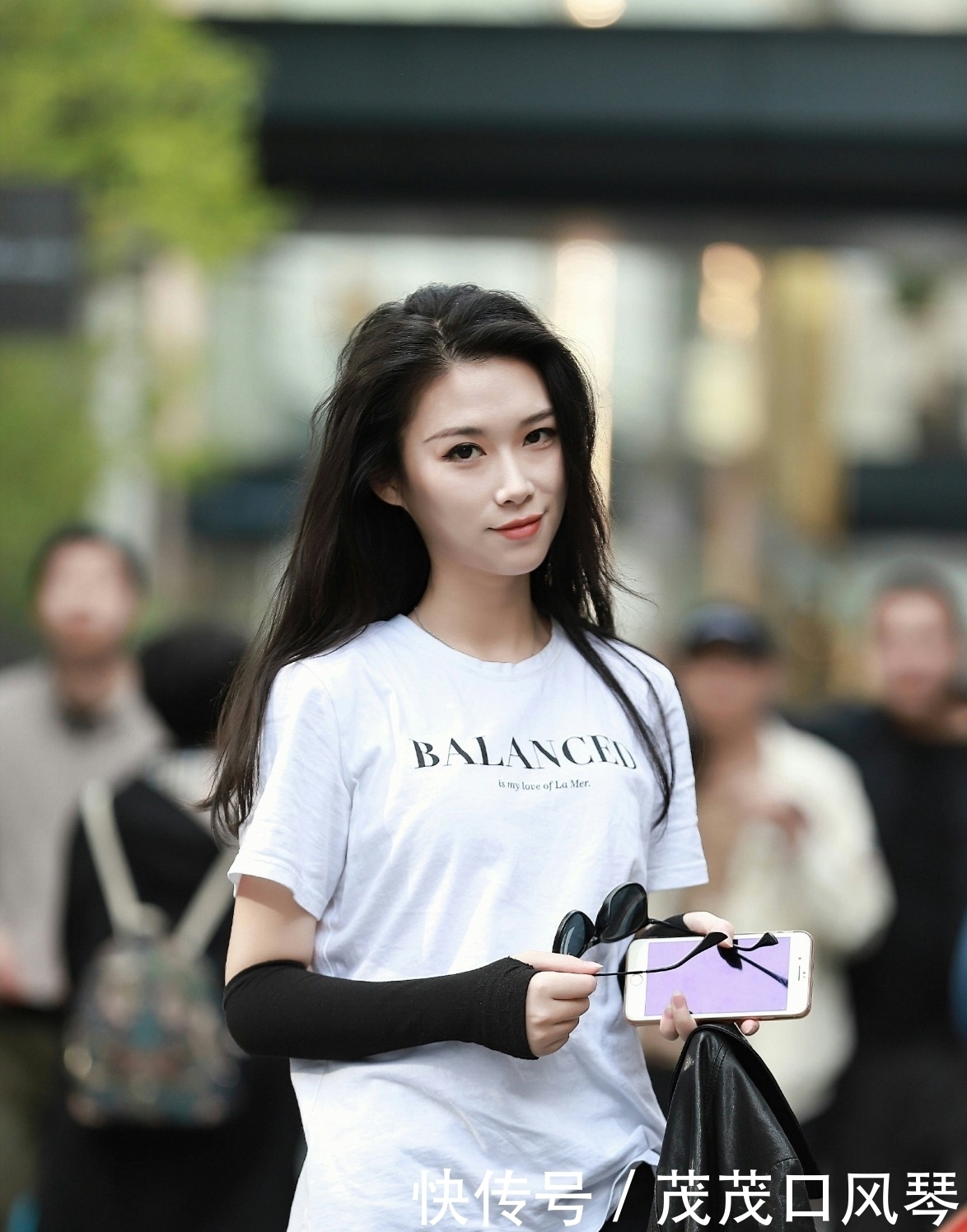 靓丽|街拍青春靓丽的美女姐姐,如沐春风,好像恋爱的感觉!