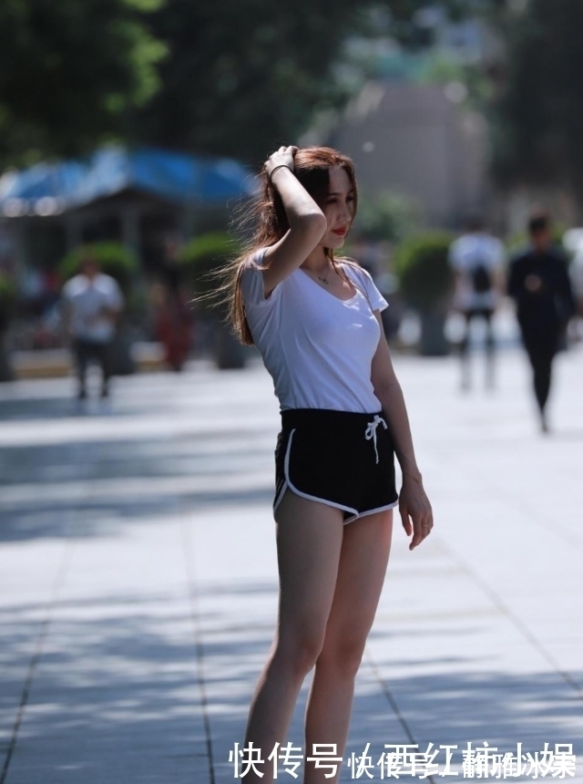 街拍|街拍:小姐姐白色T恤搭配黑色短裤的她给人一种青春洋溢的感觉