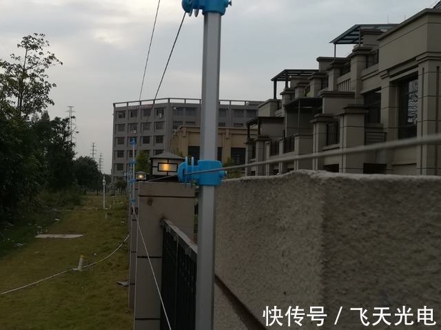 220v|小偷飞檐走壁难防范？围墙安装上一套“宝贝”，从此绕着你家走