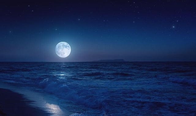 月球离太阳不远,却是一片漆黑,地球环境为啥这么明亮?