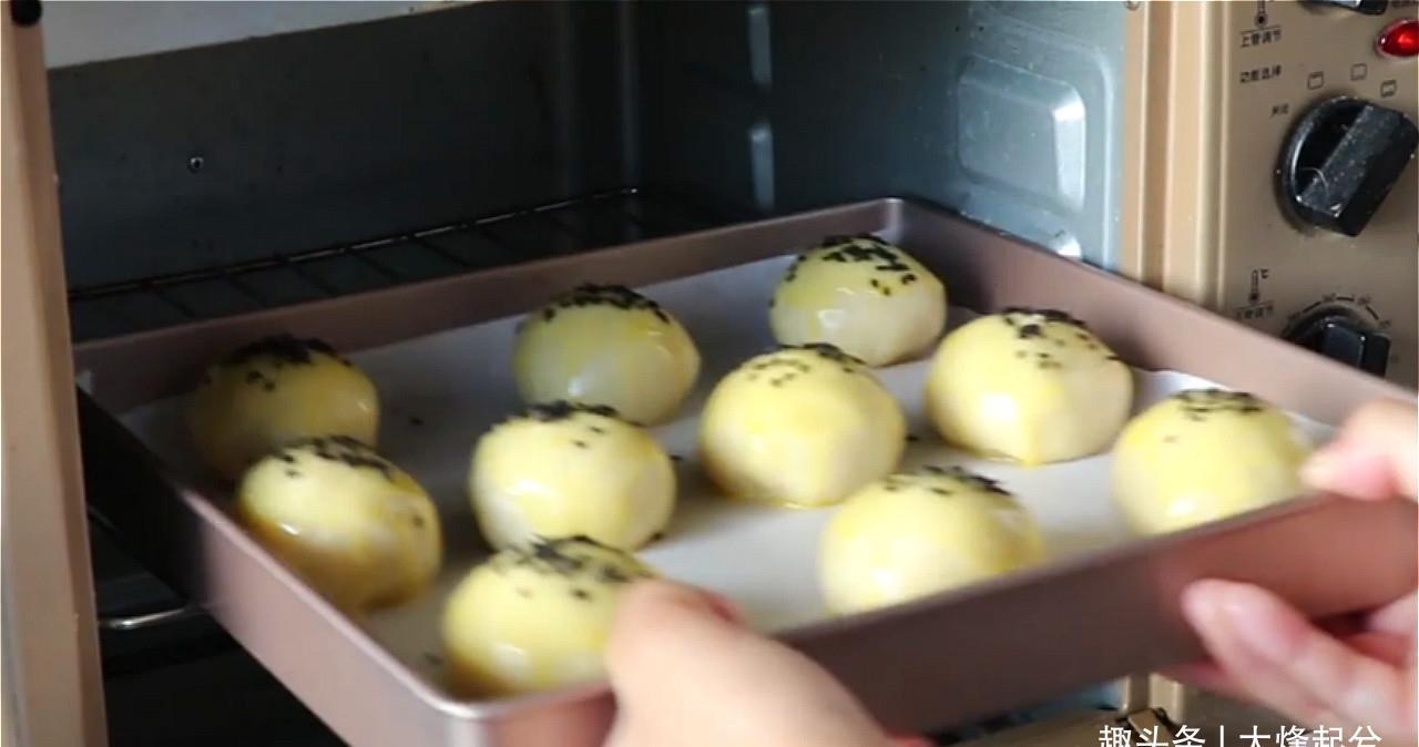 好吃|8块一个的蛋黄酥,在家自制低成本,一口酥掉渣,比外面卖得好吃