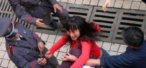 楼梯|两孩子同时摔下楼梯,妈妈先拉住自己孩子的手,对方家长:真自私