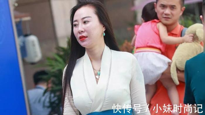 美妇|街拍:穿旗袍开叉长裙的性感美妇,丰满的身姿,好有贵妇气质!