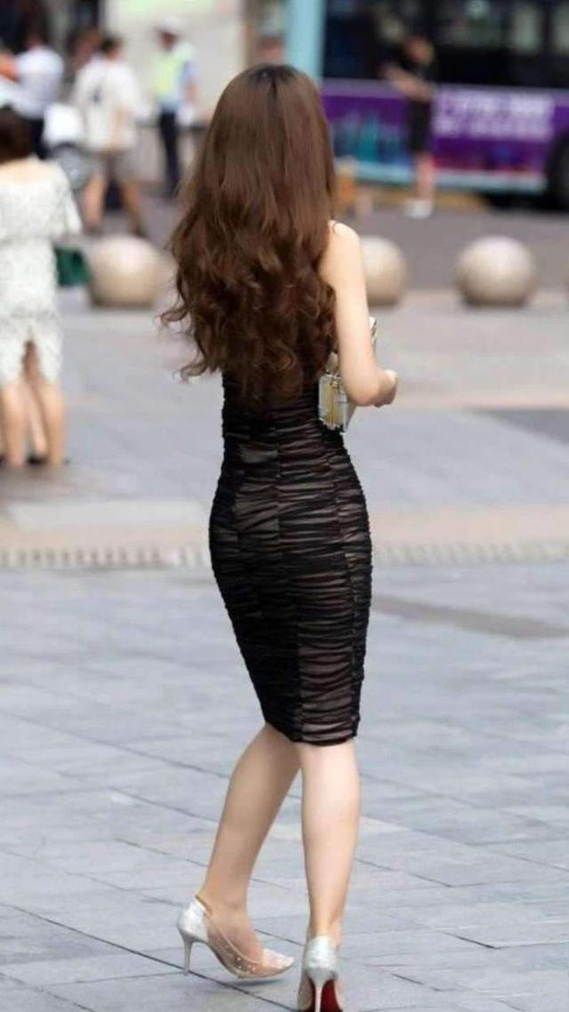 好看的修身裙子,穿一辈子也不会厌腻,还能展现魅力