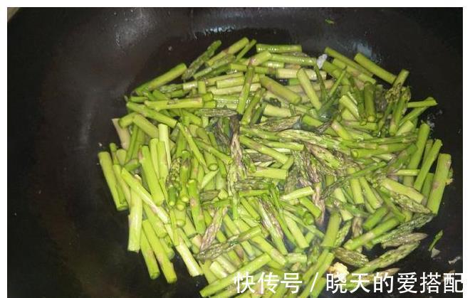 焯水|炒芦笋时,别只知道焯水,多加1步,芦笋鲜嫩翠绿,香嫩好吃