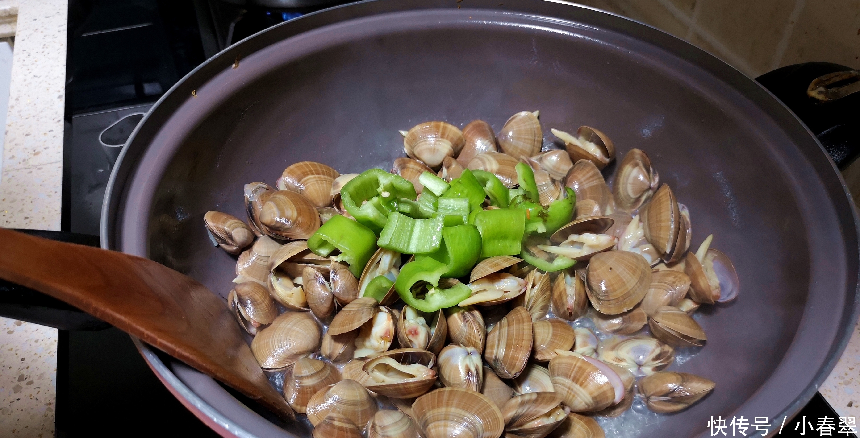 鲜嫩|花甲焯水惹争议，炒前多加一个步骤，花蛤鲜嫩无沙，味道更鲜美