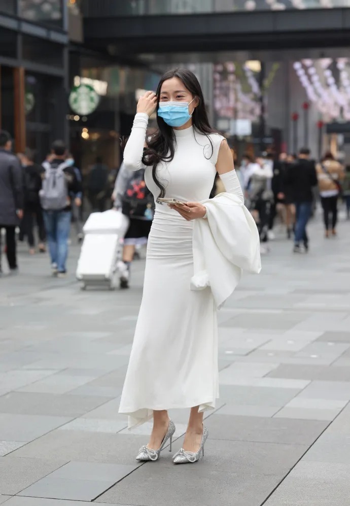 高跟鞋 白色修身长裙配高跟鞋气质优雅靓丽,凸显完美身材非常有女人味