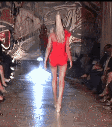 |搞笑GIF:这模特脚崴了还能继续走路?