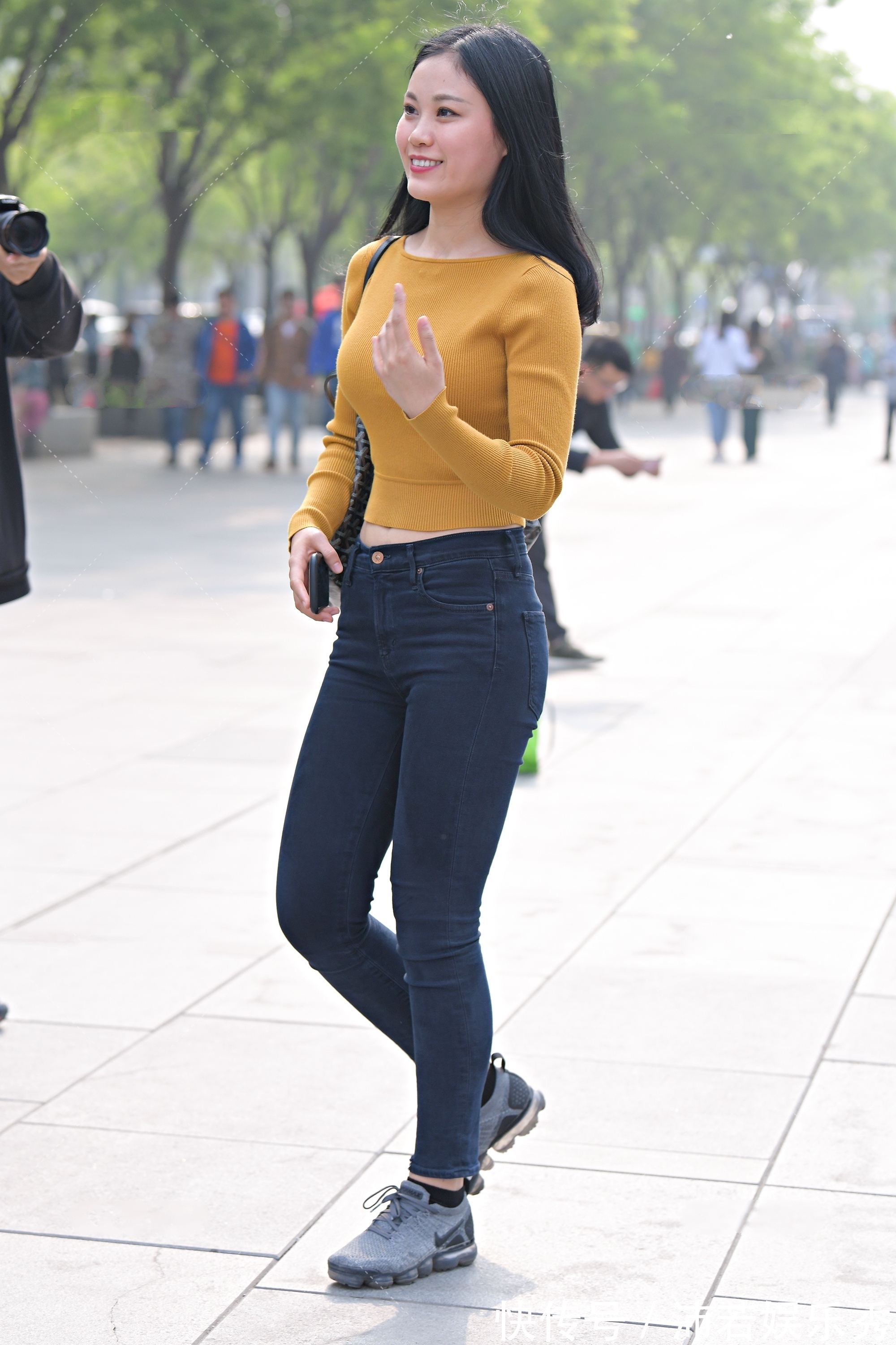 牛仔裤|街拍美女:明黄色针织衫搭配牛仔裤,温暖阳光,打造明亮少女感