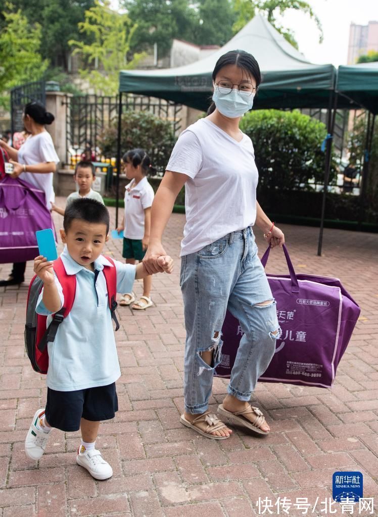 新华社记者|长沙：萌娃开学