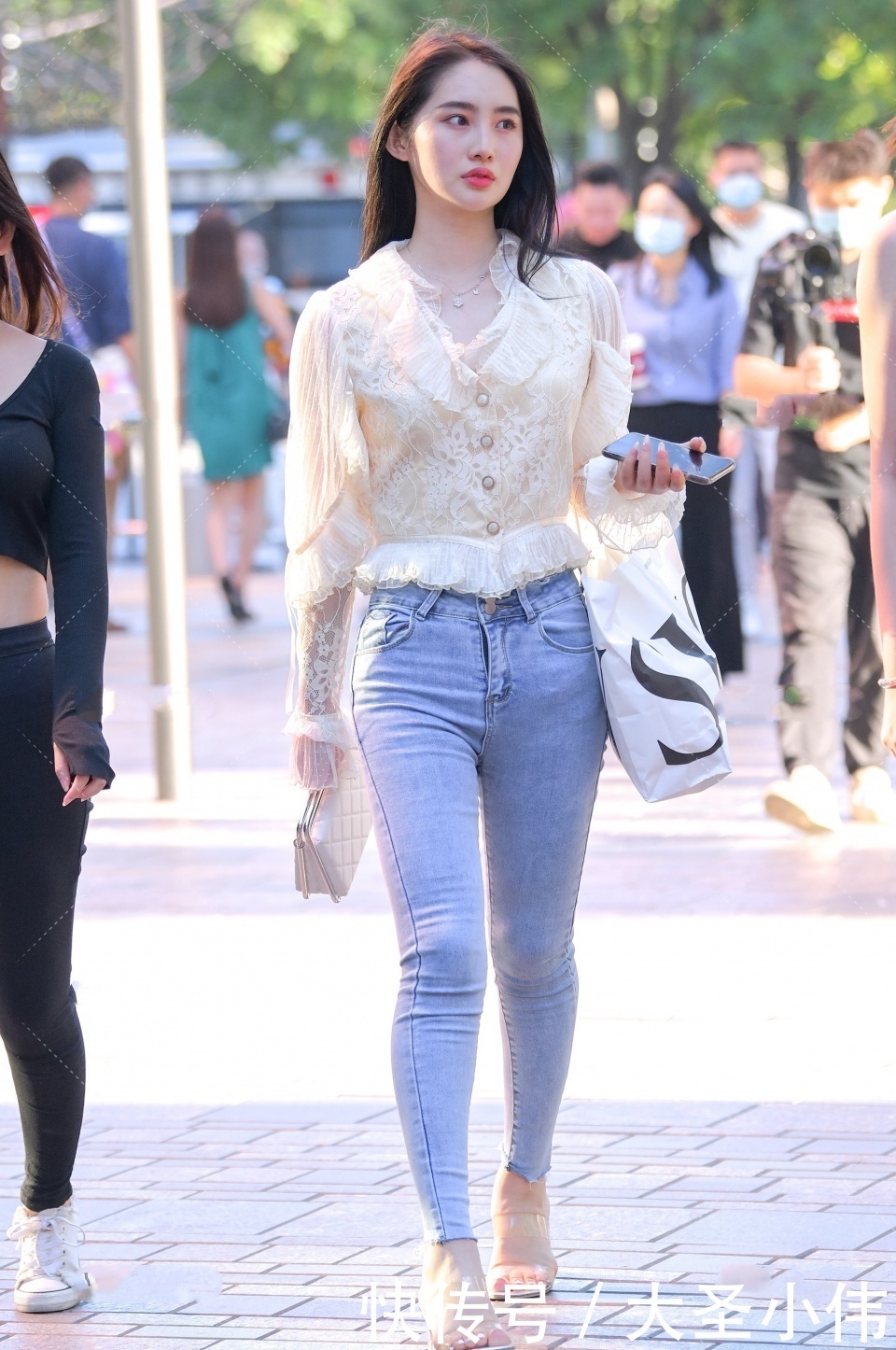 美女街拍:非常迷人的气质美女,身材很不错,穿着漂亮的衣服去逛街很有自信